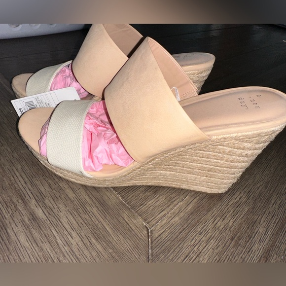 Women’s Wedges - Picture 3 of 3